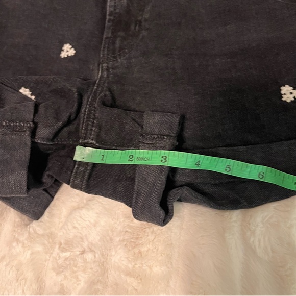 Old Navy Size 6 Black Denim White Daisy Embroidered Cuffed Summer Spring Shorts - Picture 6 of 10